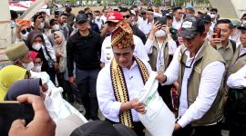 Kepala Bapanas Andi Amran Sulaiman bersama Direktur Utama Perum BULOGAhmad Rizal Ramdhani salurkan Bantuan Pangan Beras untuk alokasi Juli, Agustus, dan September 2026 di Provinsi Lampung. (foto. bulog)