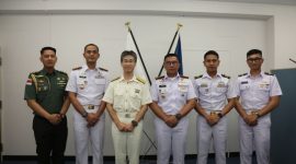 Komandan KRI GNR-332 Kolonel Laut (P) Ahmad Makmur Ikhlas bersama eputy Mayor of Yokosuka City, Kazuhiro Hirasawa. (foto. dispenal)