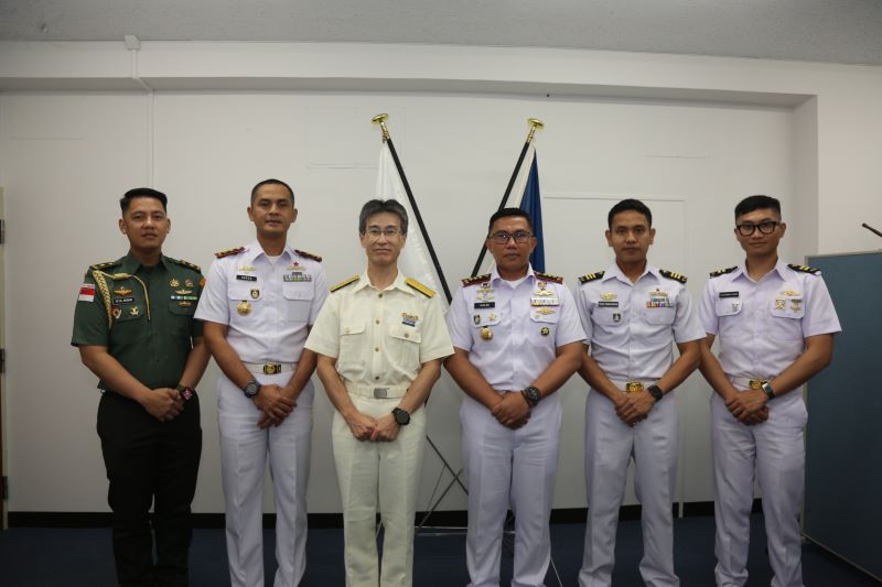 Komandan KRI GNR-332 Kolonel Laut (P) Ahmad Makmur Ikhlas bersama eputy Mayor of Yokosuka City, Kazuhiro Hirasawa. (foto. dispenal)