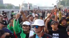 Masyarakat mulai ramai di depan gedung DPR (foto. tangkapan layar)