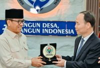 Mendes PDT Yandri Susanto dan Wakil Menteri Kementerian Pertanian dan Urusan Perdesaan Republik Rakyat Tiongkok, Zhang Zhili. (foto. kemendes)