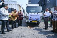Mendikdasmen Abdul Mu’ti, secara resmi melepas pengiriman 5.538.300 eksemplar buku bacaan bermutu. (foto, kemendikdasmen)