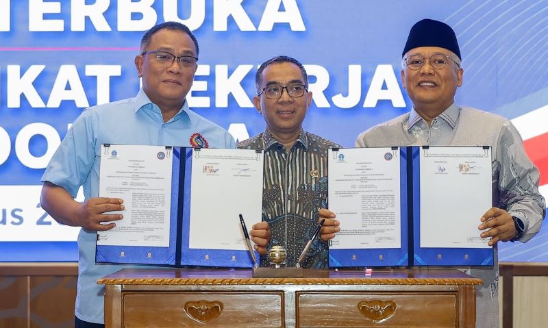Mendiktisaintek Brian Yuliarto saksikan MoU antara KSPSI dan UT (foto. kemendiksaintek)