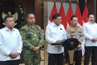 Menko Polkam Djamari Chaniago saat menggelar konferensi persdi kantornya (foto. lazir)