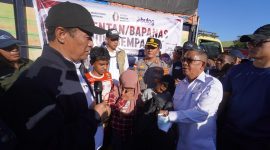 Mentan dan Kepala Bulog saat bantu warga berdampak gempa NTT (foto.bulog)
