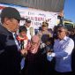 Mentan dan Kepala Bulog saat bantu warga berdampak gempa NTT (foto.bulog)