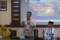 H. Muhammad Lokot Nasution, anggota DPR RI Fraksi Partai Demokrat Memberikan Sambutan, Didampingi oleh Dekan Fakultas Agama Islam (FAI), Dr. Siti Hawa Lubis, M.Pd.I., dan Rektor Universitas Medan Area (UMA), Prof. Dadan Ramdan, M.Eng., M.Sc.