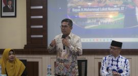 H. Muhammad Lokot Nasution, anggota DPR RI Fraksi Partai Demokrat Memberikan Sambutan, Didampingi oleh Dekan Fakultas Agama Islam (FAI), Dr. Siti Hawa Lubis, M.Pd.I., dan Rektor Universitas Medan Area (UMA), Prof. Dadan Ramdan, M.Eng., M.Sc.