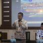 H. Muhammad Lokot Nasution, anggota DPR RI Fraksi Partai Demokrat Memberikan Sambutan, Didampingi oleh Dekan Fakultas Agama Islam (FAI), Dr. Siti Hawa Lubis, M.Pd.I., dan Rektor Universitas Medan Area (UMA), Prof. Dadan Ramdan, M.Eng., M.Sc.