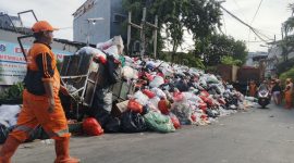 Pekerja Sampah (foto.jakata.go.id)