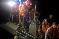 TNI AL membantu proses evakuasi korban kebakaran KM Mutiara Sentosa 2. (foto. dispenal)