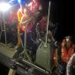 TNI AL membantu proses evakuasi korban kebakaran KM Mutiara Sentosa 2. (foto. dispenal)