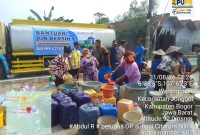 Antri air bersih di Jonggol (foto.pu)