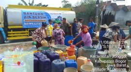 Antri air bersih di Jonggol (foto.pu)