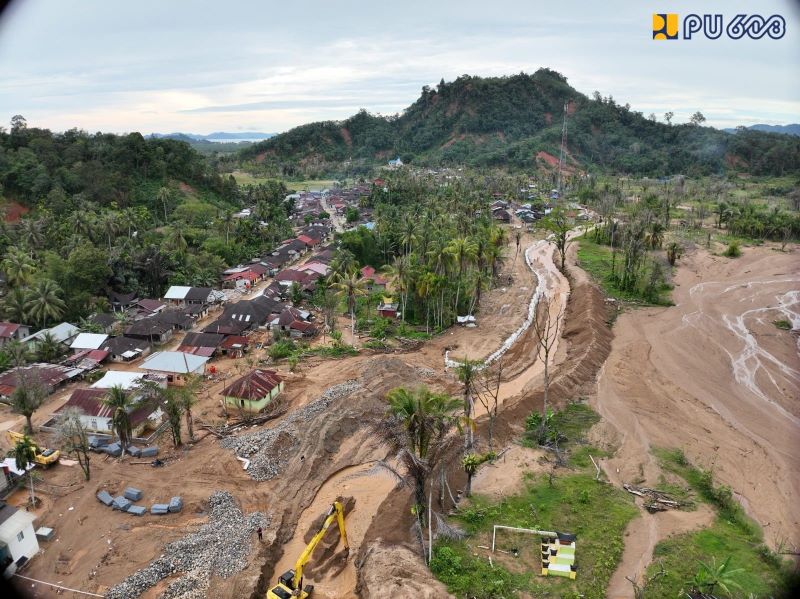 Banjir sungai di TapanuliTengah (foto.pu)