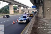 Contraflow mulai KM 21 hingga KM 23 arah Cikampek (tangkapan layar video jasa marga)