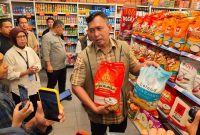 Dirut BULOG Ahmad Rizal Ramdhani saat chek beras di supermarket (foto.b bulog)