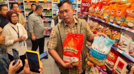 Dirut BULOG Ahmad Rizal Ramdhani saat chek beras di supermarket (foto.b bulog)