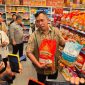 Dirut BULOG Ahmad Rizal Ramdhani saat chek beras di supermarket (foto.b bulog)