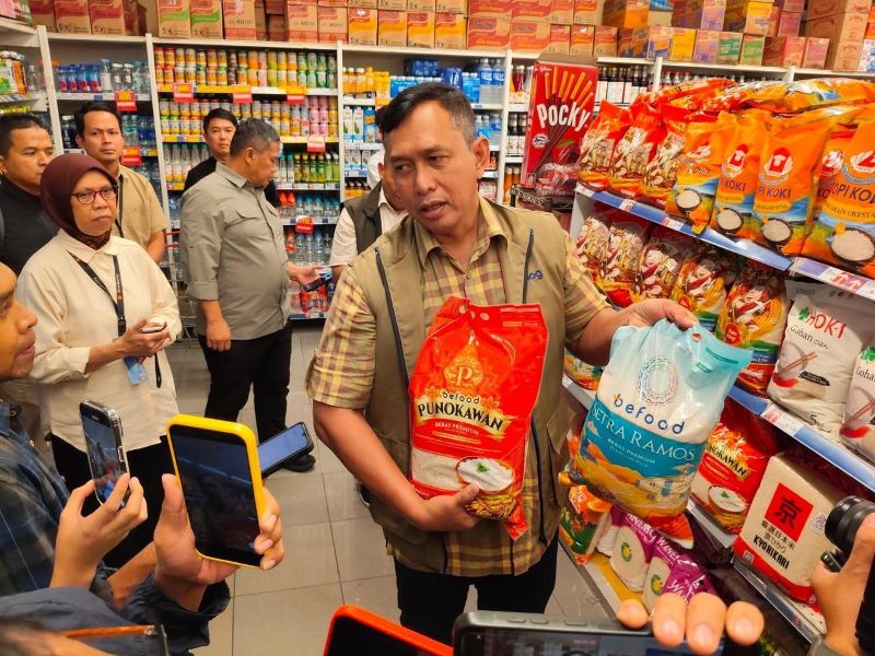 Dirut BULOG Ahmad Rizal Ramdhani saat chek beras di supermarket (foto.b bulog)