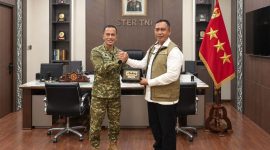Dirut Perum BULOG Ahmad Rizal Ramdhan dan dengan Kepala Staf Teritorial TNI Letnan Jenderal TNI Bambang Trisnohadi (foto. bulog)