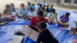 Gempa bumi NTT bikin kelas roboh murid dan guru tetap belajar dan mengajar (foto. kemendikdasmen)