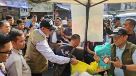 Dirut Perum BULOG dan Pemimpin Wilayah BULOG Kanwil DKI Jakarta & Banten Taufan Akib saat beri bantuan beras (Foto. Bulog DKI-Banten)
