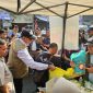 Dirut Perum BULOG dan Pemimpin Wilayah BULOG Kanwil DKI Jakarta & Banten Taufan Akib saat beri bantuan beras (Foto. Bulog DKI-Banten)
