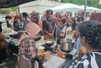 Antrian para pengunjung di stan kuliner Indonesia pada Indonesia Summer Festival 2026 di KBRI Bucharest. (foto. KBRI Bucharest)