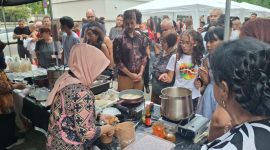 Antrian para pengunjung di stan kuliner Indonesia pada Indonesia Summer Festival 2026 di KBRI Bucharest. (foto. KBRI Bucharest)