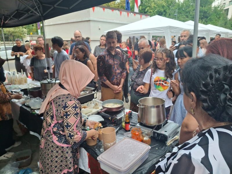 Antrian para pengunjung di stan kuliner Indonesia pada Indonesia Summer Festival 2026 di KBRI Bucharest. (foto. KBRI Bucharest)