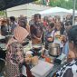 Antrian para pengunjung di stan kuliner Indonesia pada Indonesia Summer Festival 2026 di KBRI Bucharest. (foto. KBRI Bucharest)