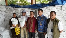 Anggota Komisi VI DPR RI Darmadi Duriant diterima oleh Pimpinan Perum BULOG Kanwil DKI Jakarta dan Banten serta Lurah Sunter Jaya. (foto. bulog dki-banten)