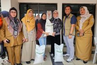 Anggota DPR RI Daerah Pemilihan (Dapil) DKI Jakarta II, Dr. Hj. Ida Fauziyah, M.Si. saat kunjungan kerja dalam rangka monitoring penyaluran Bantuan Pangan alokasi Kelurahan Pegangsaan, Kecamatan Menteng. (foto. bulog dki-banten)