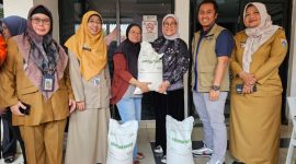 Anggota DPR RI Daerah Pemilihan (Dapil) DKI Jakarta II, Dr. Hj. Ida Fauziyah, M.Si. saat  kunjungan kerja dalam rangka monitoring penyaluran Bantuan Pangan alokasi  Kelurahan Pegangsaan, Kecamatan Menteng. (foto. bulog dki-banten)
