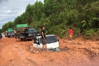 Jalan di daerah yang maish belum memadai (foto istimewa)