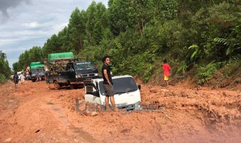Jalan di daerah yang maish belum memadai (foto istimewa)
