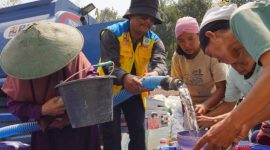 Jatah air bersih buat vrakyat (foto. pu)
