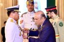 KASAL Laksamana TNI Dr. Muhammad Ali menerima penghargaan bintang kehormatan Republik Islam Pakistan, Nishan-e-Imtiaz (Military), dari Presiden Pakistan Asif Ali Zardari. (foto. dispenal)
