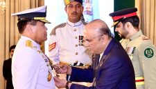 KASAL Laksamana TNI Dr. Muhammad Ali menerima penghargaan bintang kehormatan Republik Islam Pakistan, Nishan-e-Imtiaz (Military), dari Presiden Pakistan Asif Ali Zardari. (foto. dispenal)