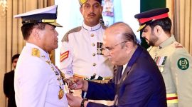 KASAL Laksamana TNI Dr. Muhammad Ali menerima penghargaan bintang kehormatan Republik Islam Pakistan, Nishan-e-Imtiaz (Military), dari Presiden Pakistan Asif Ali Zardari. (foto. dispenal)
