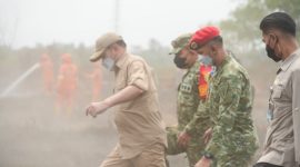 Menko Polkam Jenderal TNI (Purn.) Djamari Chaniago saat meninjau penanganan karhutla di Sumatera Selatan (foto. kemenpolkam)