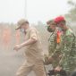 Menko Polkam Jenderal TNI (Purn.) Djamari Chaniago saat meninjau penanganan karhutla di Sumatera Selatan (foto. kemenpolkam)