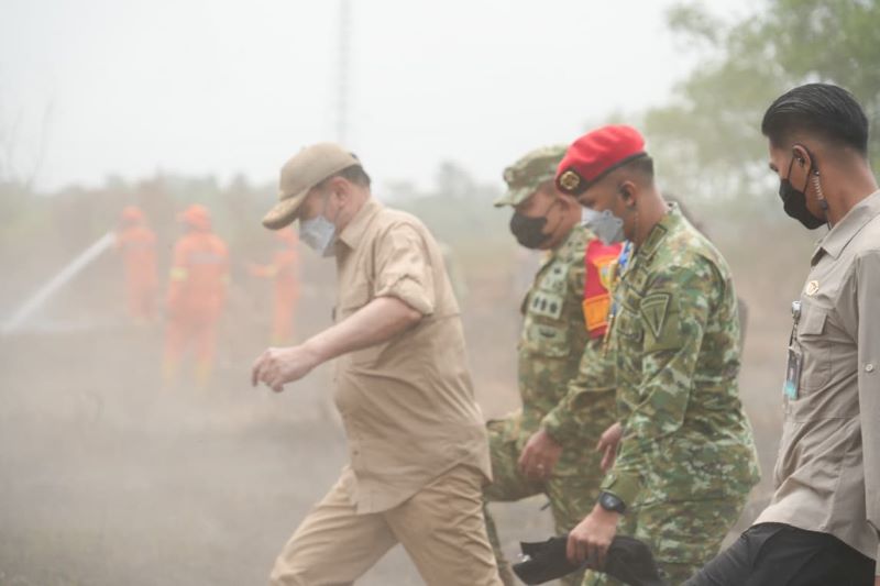 Menko Polkam Jenderal TNI (Purn.) Djamari Chaniago saat meninjau penanganan karhutla di Sumatera Selatan (foto. kemenpolkam)