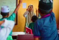 Nurlina Lubis, Guru Ngaji di Desa Patialo, Kabupaten Mandailing Natal, Sumatera Utara kini dapat tersenyum lega, setelah listrik masuk ke desanya (foto. pln)