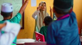 Nurlina Lubis, Guru Ngaji di Desa Patialo, Kabupaten Mandailing Natal, Sumatera Utara kini dapat tersenyum lega, setelah listrik masuk ke desanya (foto. pln)