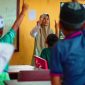 Nurlina Lubis, Guru Ngaji di Desa Patialo, Kabupaten Mandailing Natal, Sumatera Utara kini dapat tersenyum lega, setelah listrik masuk ke desanya (foto. pln)