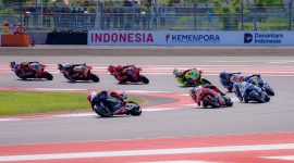Para pembalap saling menyalip dan memacu motornya pada ajang MotoGP tahun lalu di Sirkuit Mandalika, Lombok Tengah, Nusa Tenggara Barat. (foto pln)