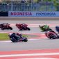 Para pembalap saling menyalip dan memacu motornya pada ajang MotoGP tahun lalu di Sirkuit Mandalika, Lombok Tengah, Nusa Tenggara Barat. (foto pln)