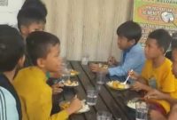 Rumah Makan Enam Ribu (Rumanam) melalui Komunitas Bersama Berbagi menggelar kegiatan Jumat Berkah (foto.ist)